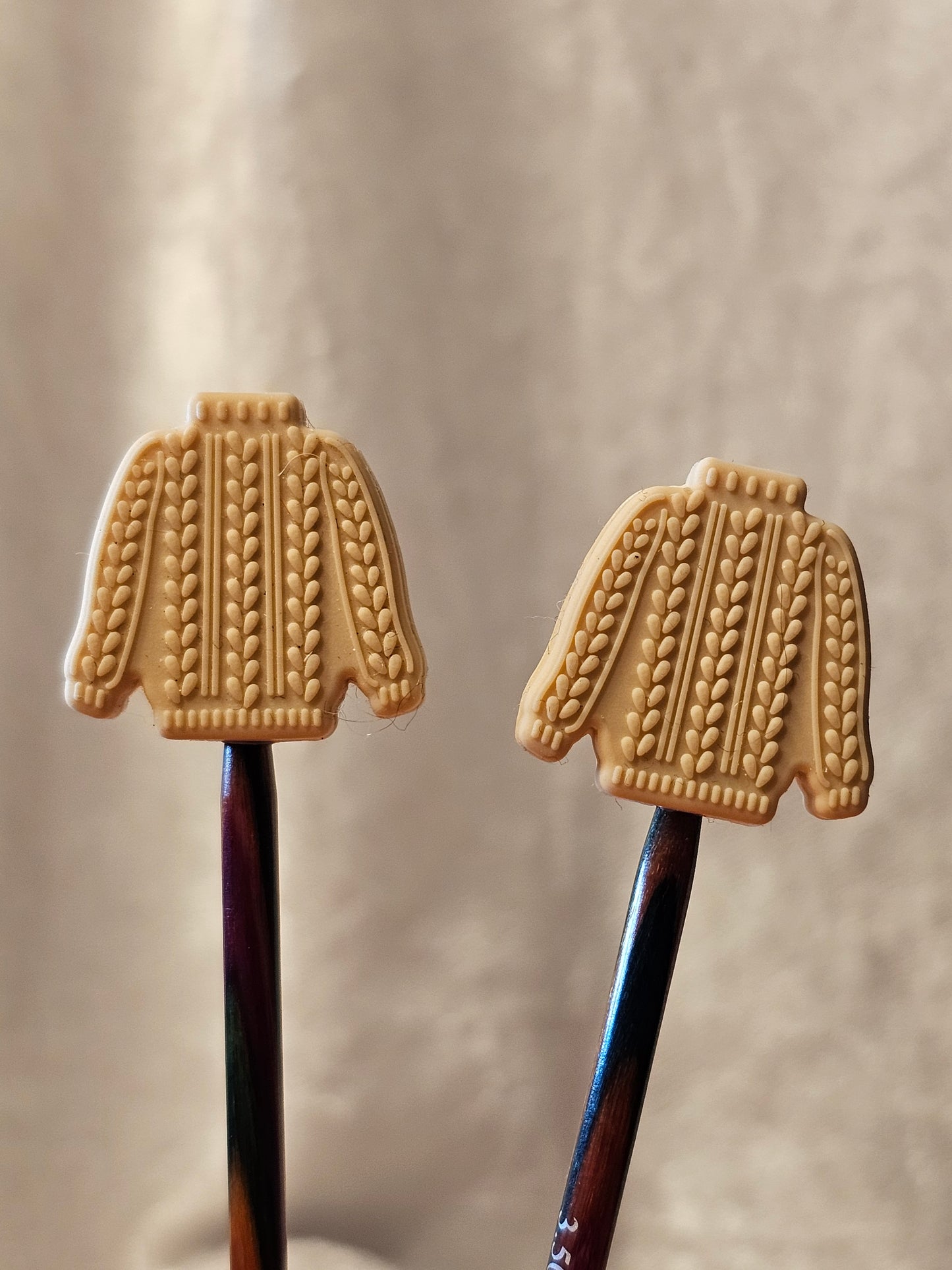 Strikka genser maskestopper
