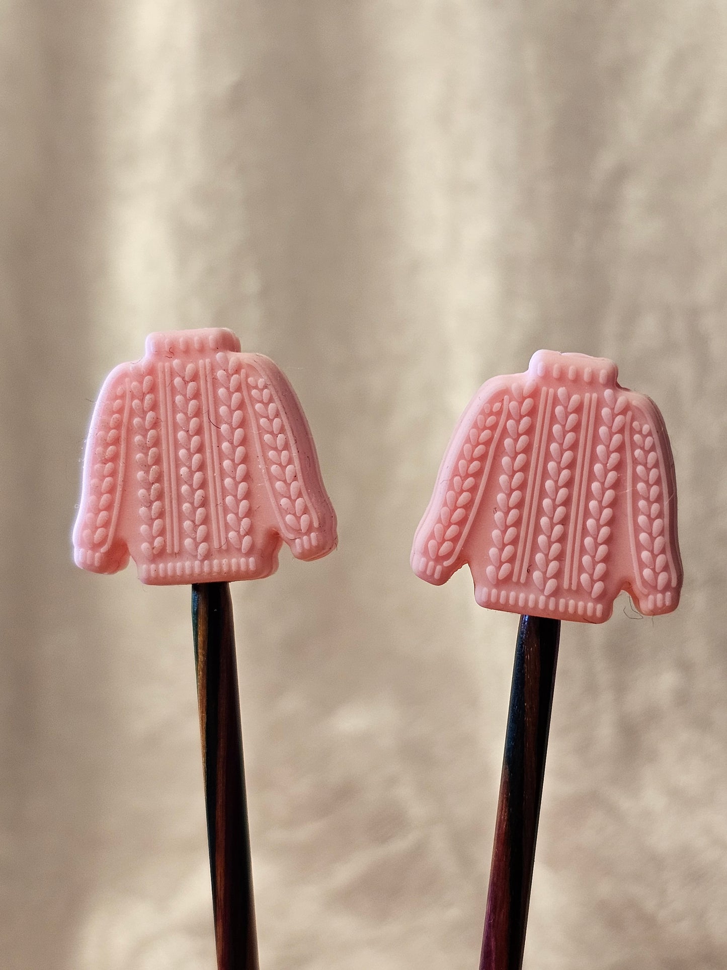 Strikka genser maskestopper