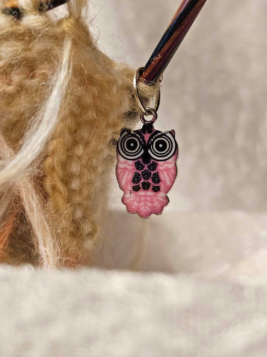Rosa ugle med sorte detaljer maskemarkør