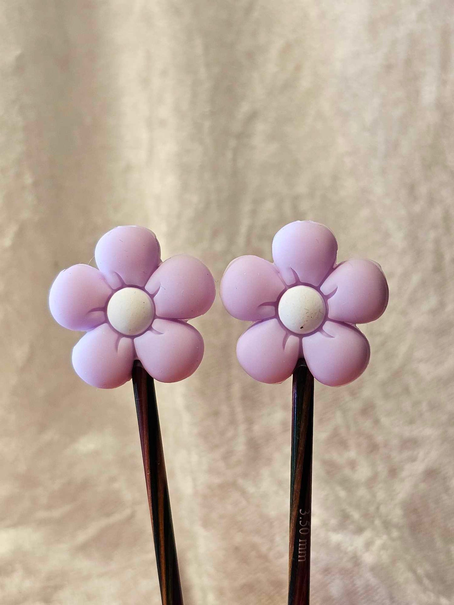 Lyse lilla blomster maskestopper