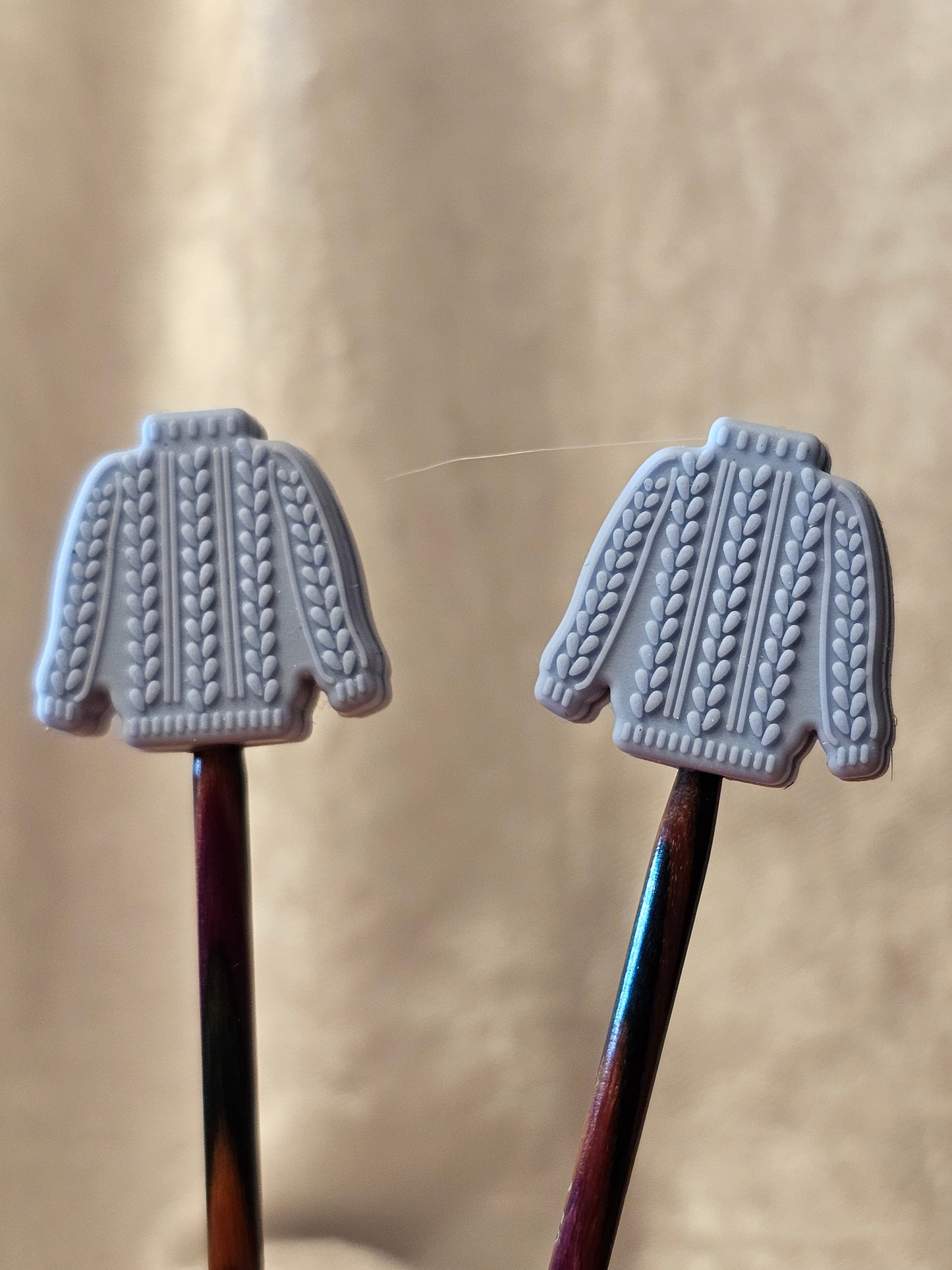 Strikka genser maskestopper