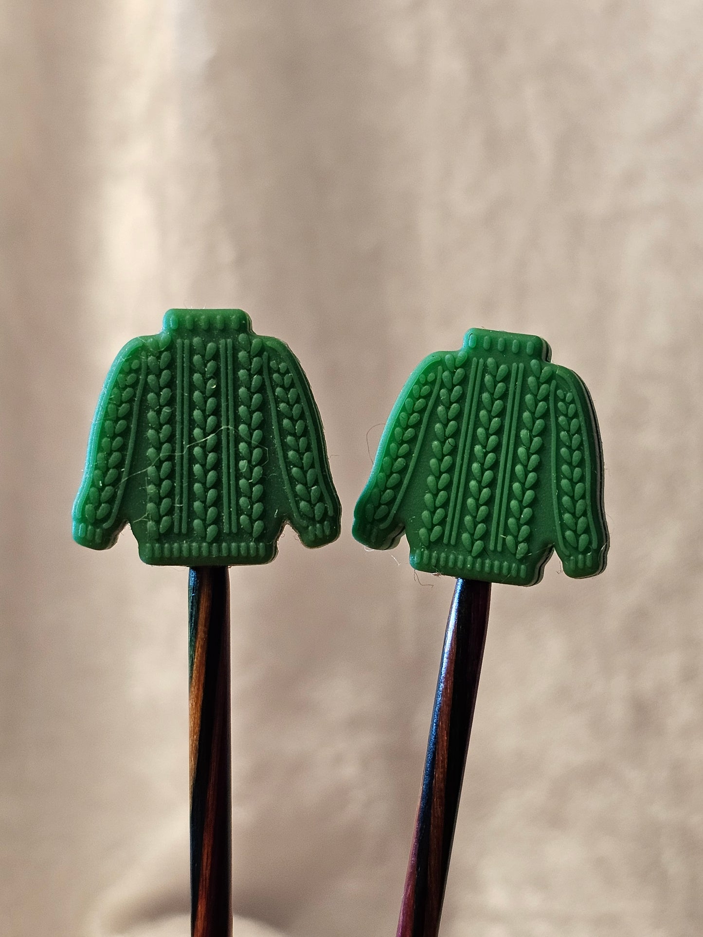 Strikka genser maskestopper